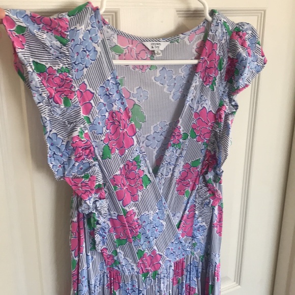 COPY - Crown & Ivy - Tiered Hydrangea VNeck Dress - Picture 4 of 9